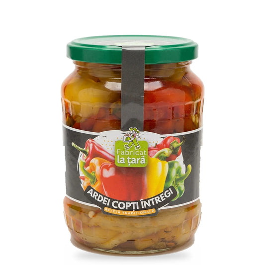 Borcan de 720 ml de Ardei Copți Întregi Fabricat la Țară, ardei copți de casă, pe fundal alb