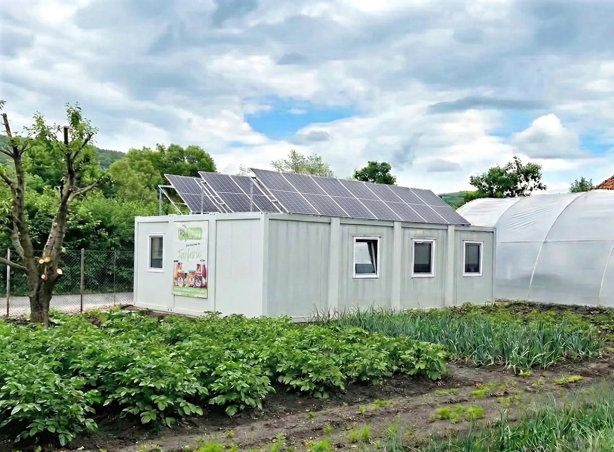 Atelierul Fabricat la Țară din Ciuguzel, cu panouri solare, înconjurat de grădina de legume și sera producătorului