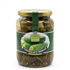 Borcan de 720 ml de Castraveți Murați Fabricat la Țară, murături de casă tradiționale din Alba, pe fundal alb