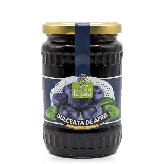 Borcan de 370 ml de Dulceață de Afine Fabricat la Țară, dulceață de casă tradițională, pe fundal alb