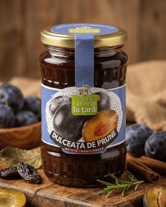 Borcan de Dulceață de Prune Fabricat la Țară, alături de prune proaspete și scorțișoară