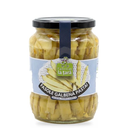 Borcan de 720 ml de Fasole Galbenă Păstăi Fabricat la Țară, conservă de casă, pe fundal alb
