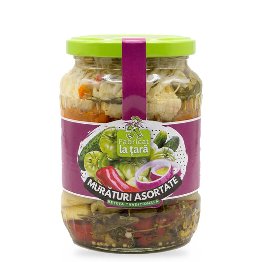 Borcan de 720 ml de Murături Asortate Fabricat la Țară, murături de casă tradiționale, pe fundal alb