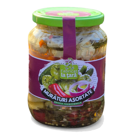 Borcan de 720 ml de Murături Asortate Fabricat la Țară, murături de casă tradiționale, pe fundal alb