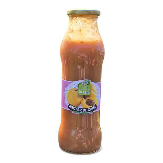 Sticlă de Nectar de Caise Fabricat la Țară, nectar de casă din caise, pe fundal alb