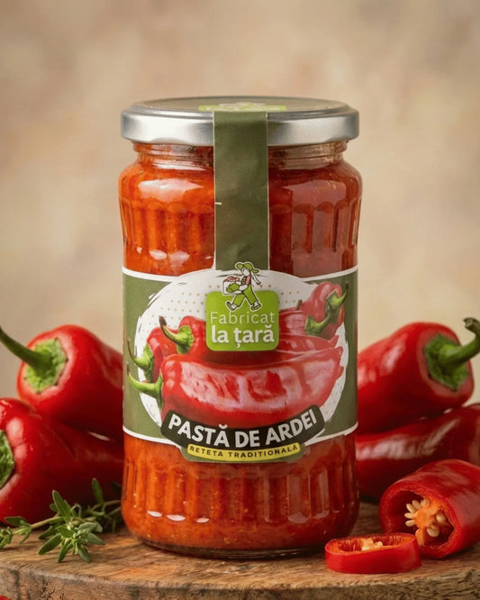 Borcan de Pastă de Ardei Fabricat la Țară, alături de ardei grași roșii proaspeți