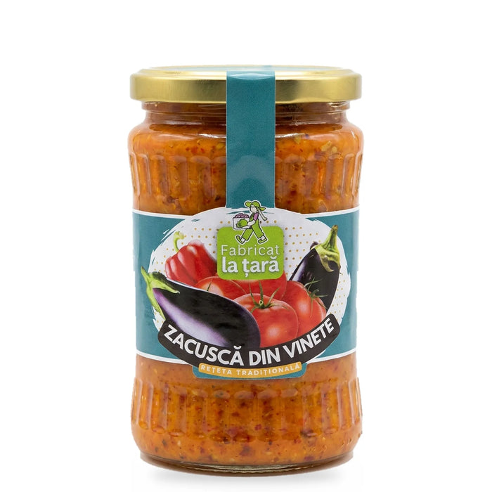 Borcan de 370 ml de Zacuscă de Vinete Fabricat la Țară, zacuscă de casă tradițională, pe fundal alb