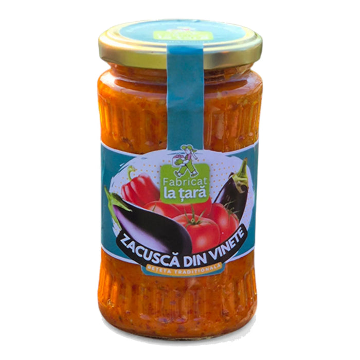 Borcan de 370 ml de Zacuscă de Vinete Fabricat la Țară, zacuscă de casă tradițională, pe fundal alb